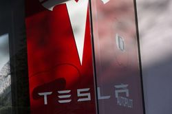 Giới bán khống vẫn 'chơi lớn' với cổ phiếu Tesla, quy mô đã tới 14,5 tỷ USD