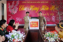 Đồng chí Phạm Khắc Quân thăm, chúc tết một số đơn vị, gia đình chính sách