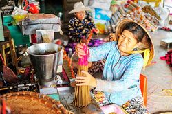 Về làng làm nhang, cảm vị Tết