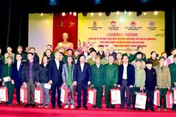 Tặng quà Tết gia đình chính sách, hộ nghèo, nạn nhân chất độc da cam/dioxin, công nhân, lao động hoàn cảnh khó khăn