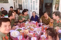 'Bữa cơm tất niên – Ấm tình lòng mẹ' của Tuổi trẻ Công an tỉnh Ninh Thuận