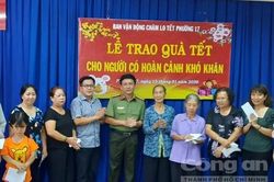 Trao quà Tết cho bà con khó khăn ở quận Gò Vấp