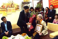 Trao Huy hiệu Đảng đợt 3-2 cho các đảng viên lão thành quận Thanh Xuân