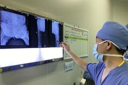 Hy hữu: Cùng lúc thay cả 2 khớp háng cho cụ ông gần 90 tuổi