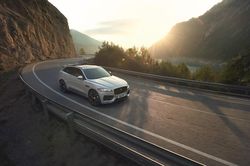 Jaguar F-Pace - mạnh mẽ và quyến rũ