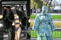Đồ xuyên thấu hở hết nội y và những trang phục độc lạ của Cardi B