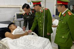 Cảnh sát nhường bình dưỡng khí cứu nạn nhân vụ cháy tòa nhà dầu khí