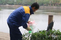 Tiết lộ của nam công nhân túc trực bên hồ ngày ông Công ông Táo