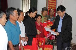 Ban Tuyên giáo Tỉnh ủy tặng quà Tết cho hộ nghèo tại Thanh Chương