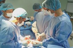 Thay thành công hai khớp háng cùng lúc cho cụ ông 87 tuổi