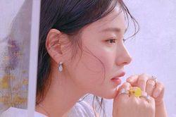 Thấy cuốn sổ trên mặt bàn phòng khách, tôi biết ngay là chuyện đã bị bại lộ nhưng không ngờ cuộc họp gia đình đêm ấy, mẹ chồng lại dùng nước mắt đề nghị tôi một việc lớn như vậy