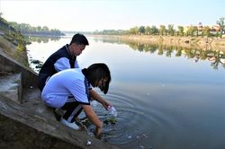 Hơn 100 học sinh tham gia hỗ trợ người dân thả cá chép