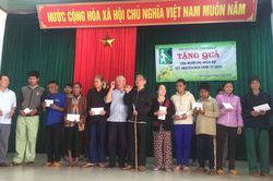 Tặng quà Tết cho người mù huyện Chư Prông
