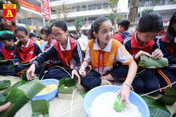 Học sinh Hà Nội thích thú thi gói bánh chưng, giã bánh dày, viết thư pháp