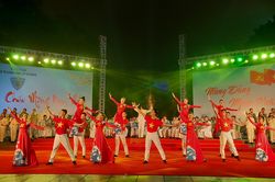 Đoàn Nghi lễ CAND tái xuất trên phố đi bộ Hồ Gươm, biểu diễn nghệ thuật 'Mừng xuân – Dâng Đảng'