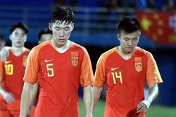 Tội đồ U23 Trung Quốc nhận giải cầu thủ hay nhất năm tại quê nhà