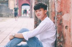 Cầu thủ Danh Trung ngoài đời có gu ăn mặc như hot boy Hàn Quốc