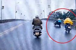 Tài xế xe máy không quan sát đâm vào người phụ nữ đẩy xe trên cầu
