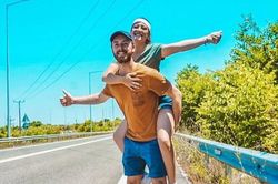 Cặp đôi du lịch qua 13 nước bằng cách đi nhờ xe