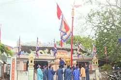 Người dân đảo Lý Sơn dựng cây nêu đón Tết Canh Tý