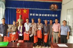 Báo Nhân Dân tặng quà Tết cho gia đình chính sách ở Kiên Giang