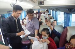 Bệnh viện Trung ương Huế đưa 200 bệnh nhân ở xa về quê ăn tết