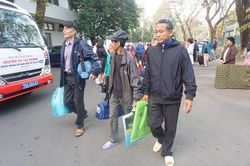 'Chuyến xe yêu thương' đưa hàng trăm người bệnh về quê đón Tết