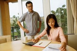 Vợ khốn khổ vì chồng thành 'quỷ ác' mỗi lần có mặt nhà nội