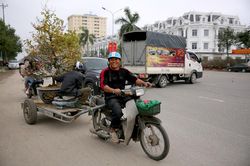 Gặp những 'người vận chuyển' và chuyện mưu sinh ngày cận Tết