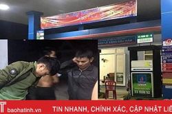 Nhân viên cây xăng ở Hà Tĩnh bị dí dao vào cổ vẫn quật ngã tên cướp