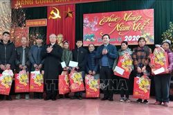 Đồng chí Trần Quốc Vượng thăm, chúc Tết tại Cao Bằng
