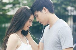 Đêm tân hôn mẹ đuổi anh ra ngoài, khăng khăng mang chăn gối vào ngủ với tôi