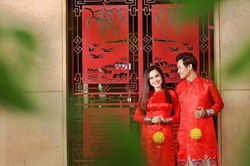 MC Hồng Phúc diện áo dài chụp ảnh xuân cùng bà xã Quỳnh Phượng và hai con