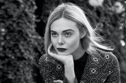 Elle Fanning: Angelina Jolie không còn coi tôi như trẻ con nữa