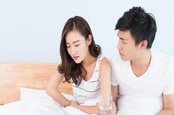 Mới đẻ 2 ngày vợ đã bị băng huyết, nghĩ vợ không sống nổi chồng leo lên người vợ làm chuyện không ngờ này