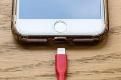 Liên minh châu Âu muốn tất cả những chiếc smartphone sử dụng chung một cổng sạc