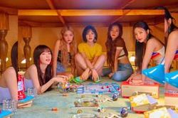 Red Velvet trở thành nhóm nhạc nữ Kpop lập triple crown đầu tiên của thập kỷ mới mà không cần biểu diễn