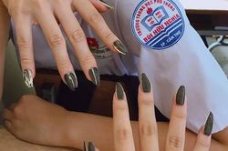 Tết cận kề tốn bao nhiêu khoản làm đẹp, 2 nữ sinh sáng tạo ra bộ móng tay 0 đồng khiến CĐM cười ngất