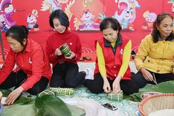Nồi bánh nghĩa tình chia sẻ yêu thương cùng người nghèo