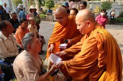 Tặng nhà tình nghĩa, trao quà Tết các nơi