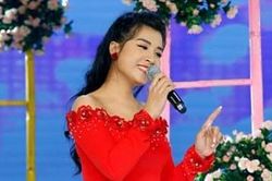 'Nàng thơ xứ Huế' dịu dàng với áo dài xuân