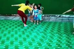 Giáo viên tát vào mặt trẻ mầm non trong lúc tập múa