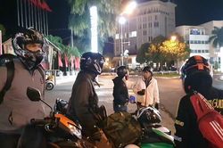 Hàng nghìn người đi xe máy xuyên đêm vượt 500-800km về quê đón Tết