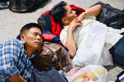 Vạ vật ở Tân Sơn Nhất chờ lên máy bay về quê ăn Tết