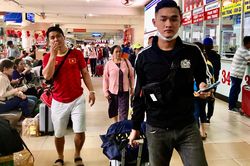 Chờ nửa ngày ở Bến xe Miền Đông để mua vé về quê ăn Tết