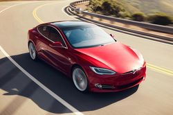 Xe Tesla tự tăng tốc, 23 người bị thương