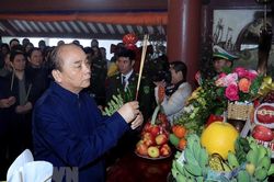 Dâng hương tưởng niệm Chủ tịch Hồ Chí Minh