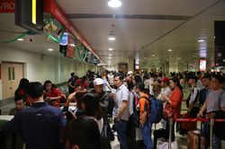 Những ngày gần Tết, sân bay Tân Sơn Nhất đông nghịt, hành khách vật vã nằm chờ
