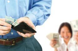 Vợ không đưa tiền cho chồng tiêu Tết nguy cơ bị dính phạt