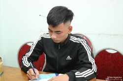Ngụy trang 300 quả pháo nổ trong thùng hoa quả